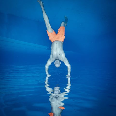 Unterwasserfotograf fotografiert Mann unter Wasser. Fotos unter Wasser aus Hanau vom Fotografen Chris Marr.