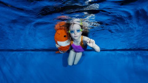 Unterwasserfotograf fotografiert Kinder unter Wasser beim Schwimmkurs. Fotos unter Wasser aus Hanau vom Fotografen Chris Marr.