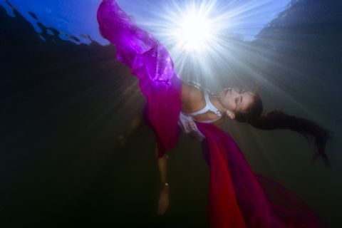 Unterwasserfotograf fotografiert Fashion unter Wasser. Fotos unter Wasser aus Hanau vom Fotografen Chris Marr.