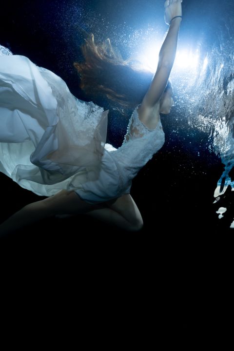 Unterwasserfotograf fotografiert Hochzeitskleid unter Wasser. Fotos unter Wasser aus Hanau vom Fotografen Chris Marr.