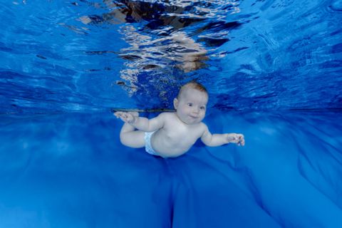 Babyschwimmen und Unterwasserfotografie von dem Fotografen Chris Marr aus Hanau.
