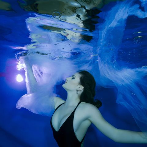 unterwasserfotograf fotografiert Fashion unter Wasser für Wandbilder, Fotos unter Wasser aus Hanau vom Fotografen Chris Marr für Prints.