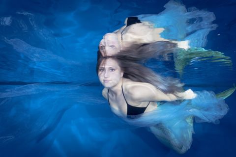Unterwasserfotograf fotografiert Meerjungfrau unter Wasser. Fotos unter Wasser aus Hanau vom Fotografen Chris Marr.