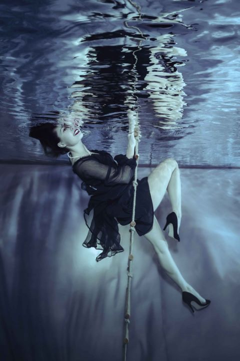 unterwasserfotograf fotografiert Fashion unter Wasser für Wandbilder, Fotos unter Wasser aus Hanau vom Fotografen Chris Marr für Prints.