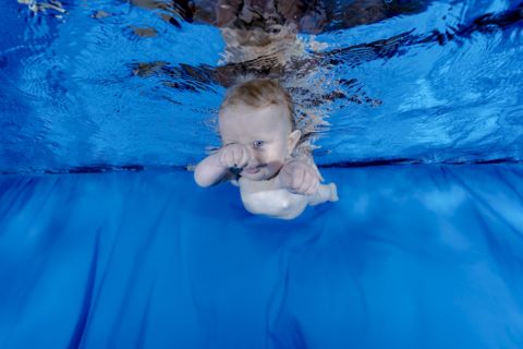 babyschwimmen und Unterwasserfotografie von dem Fotografen Chris Marr aus Hanau. Unterwasserfotograf Frankfurt.