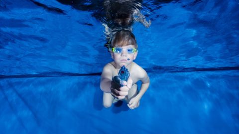 unterwasserfotograf fotografiert Kinder unter Wasser beim Schwimmkurs. Fotos unter Wasser aus Hanau vom Fotografen Chris Marr.