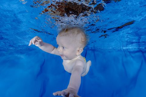 Tauchendes Baby, Unterwasserfotografie von dem Fotograf Chris Marr aus Hanau.