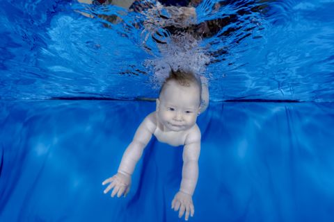 Babyschwimmen und Unterwasserfotografie von dem Fotografen Chris Marr aus Hanau.