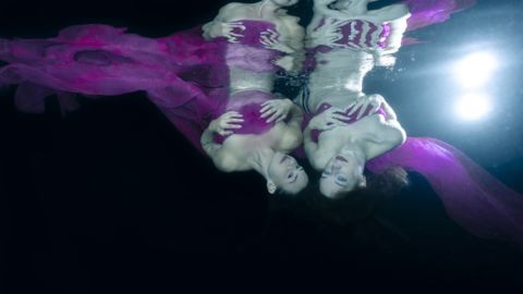 Unterwasserfotograf fotografiert Fashion unter Wasser. Fotos unter Wasser aus Hanau vom Fotografen Chris Marr.