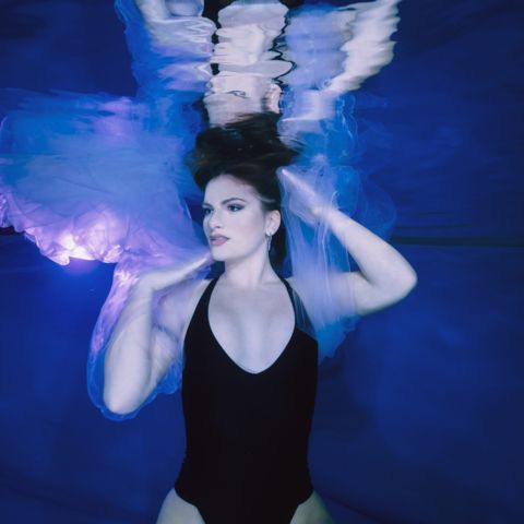 Unterwasserfotograf fotografiert Fashion unter Wasser. Fotos unter Wasser aus Hanau vom Fotografen Chris Marr.