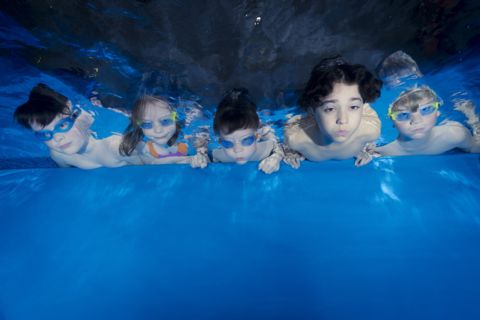 Unterwasserfotograf fotografiert Kinder unter Wasser beim Schwimmkurs. Fotos unter Wasser aus Hanau vom Fotografen Chris Marr.
